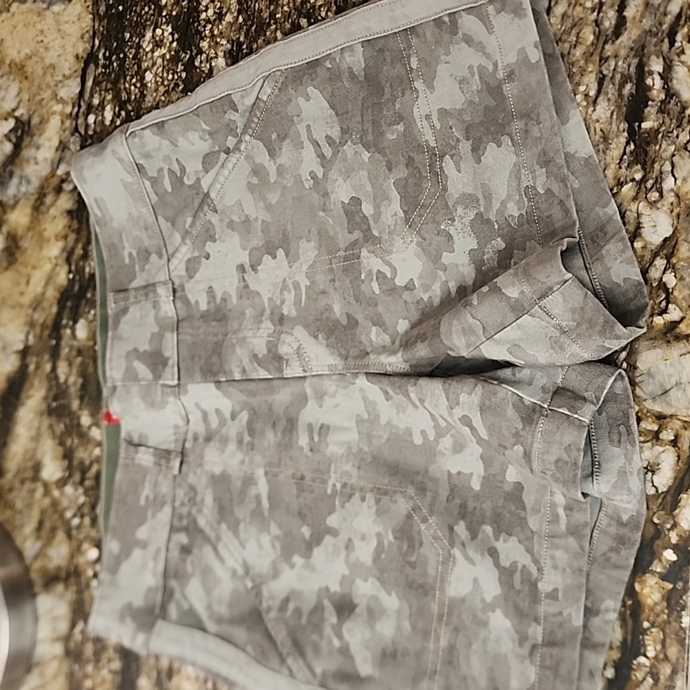 SPANX Womens 6" Twill Shorts, Stonewash Camo, Size Extra Small - Picture 4 of 11